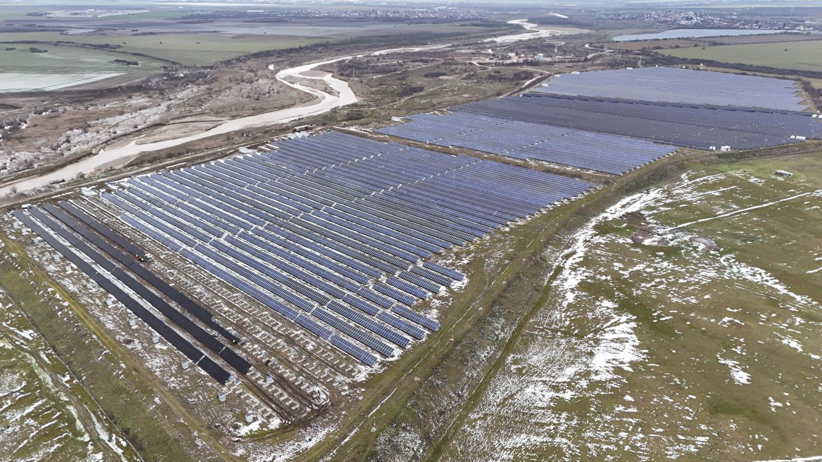 Viziunea noastră este să devenim un reper în domeniul energiei verzi, contribuind activ la tranziția către soluții fotovoltaice sustenabile și accesibile.